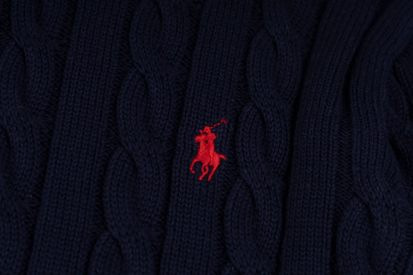 P236 #R92 RALPH LAUREN Ralph Lauren fifteen colors classic small label embroidery logo turtleneck pullover half-zip knitted cable sweater with high-density LOGO embroidery on the chest and original customized tag accessories. Made of pure cotton yarn, pure cotton is skin-friendly and comfortable, small label war horse embroidered twist turtleneck sweater 🐎 high quality, follow the blogger to learn how to wear it! Let’s buy a Ralph Lauren cable sweater. It’s a super hard-to-find series after it became popular. It’s hard to find one on the official website. It’s simple and practical to wear, with a lazy and loose feel. The thickened fabric has more texture, feels soft and delicate, and has a loose fit. Whether worn alone or layered, you can wear different styles of fashion with just one piece!   Size：XS S M L
